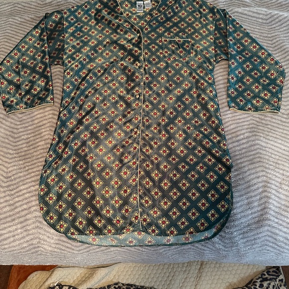 Vanity Fair Green and Red Patterned Top - Picture 6 of 8